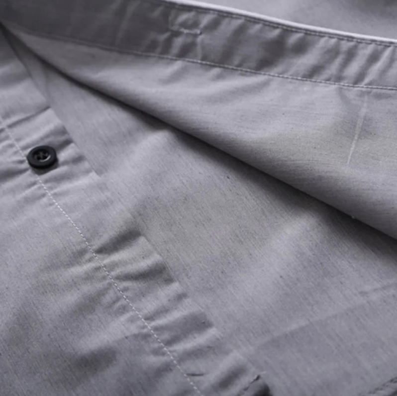 En hopvikt röd slim fit långärmad herrskjorta i polyester, redo att användas