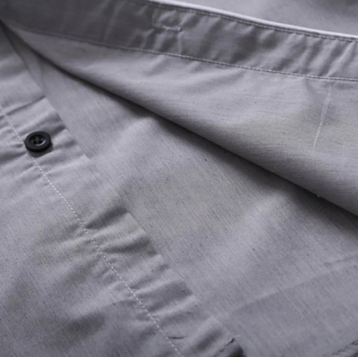 En hopvikt röd slim fit långärmad herrskjorta i polyester, redo att användas