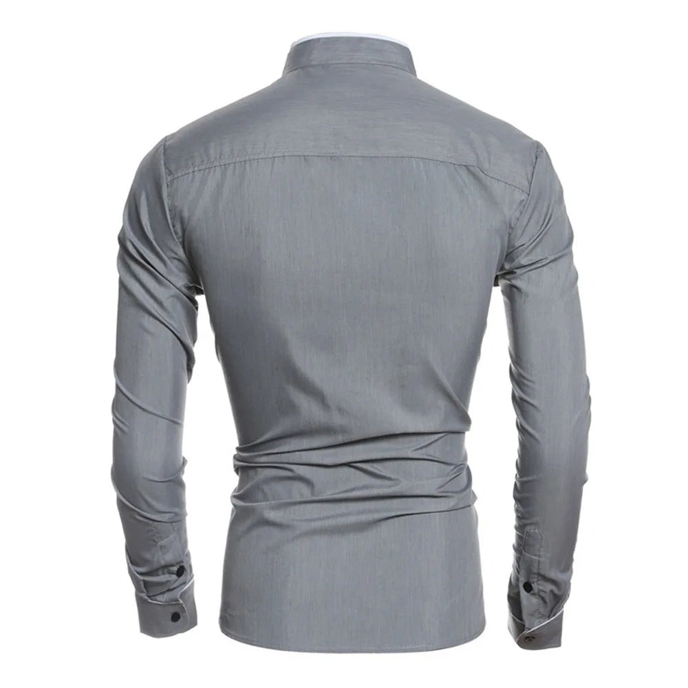 Modell bär en brun slim fit långärmad herrskjorta, ger en sofistikerad casual känsla