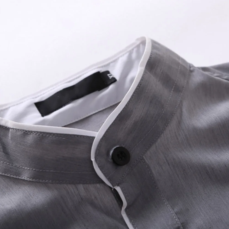 Close-up på tyget av en slim fit långärmad herrskjorta i polyester, hög kvalitet