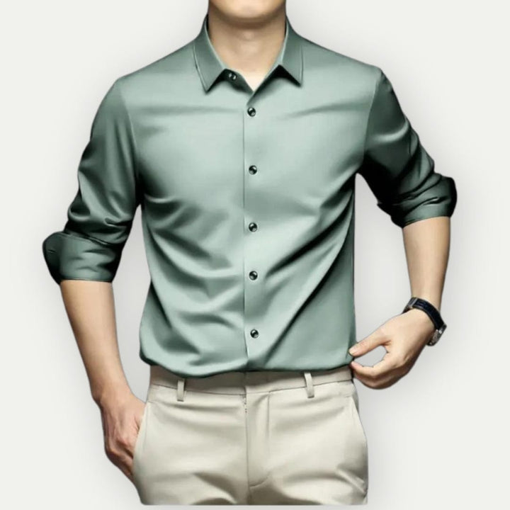 Strykfri slim fit herrskjorta på galge, framhäver dess eleganta fall och andningsbara material.