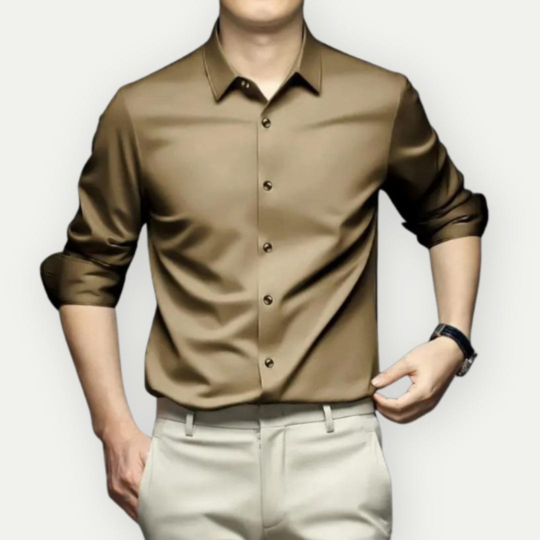 Ryggsidan av en slim fit herrskjorta, visar den sportiga och bekväma designen, idealisk för kontor.