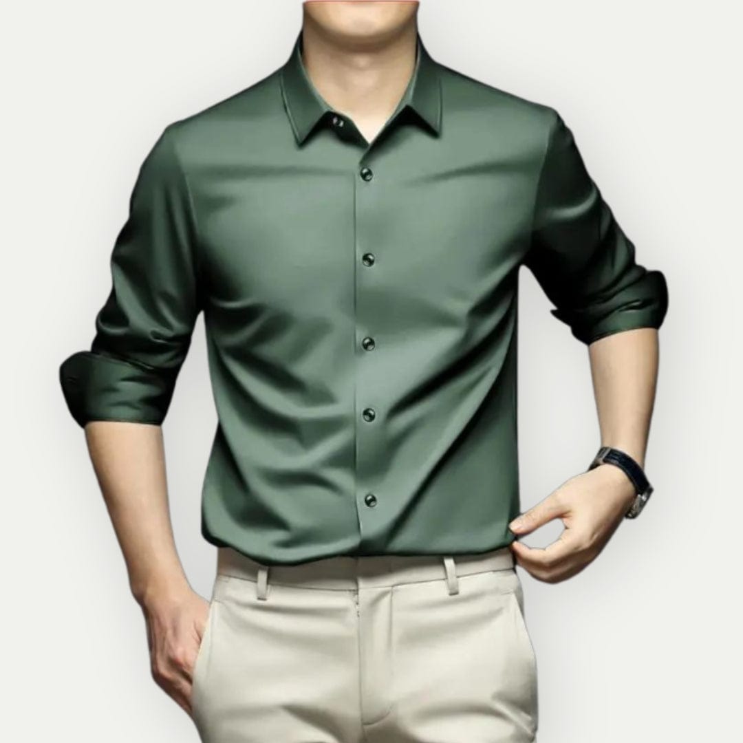 Närbild på tyget av en strykfria slim fit herrskjorta, visar andningsbar kvalitet, elegant design.