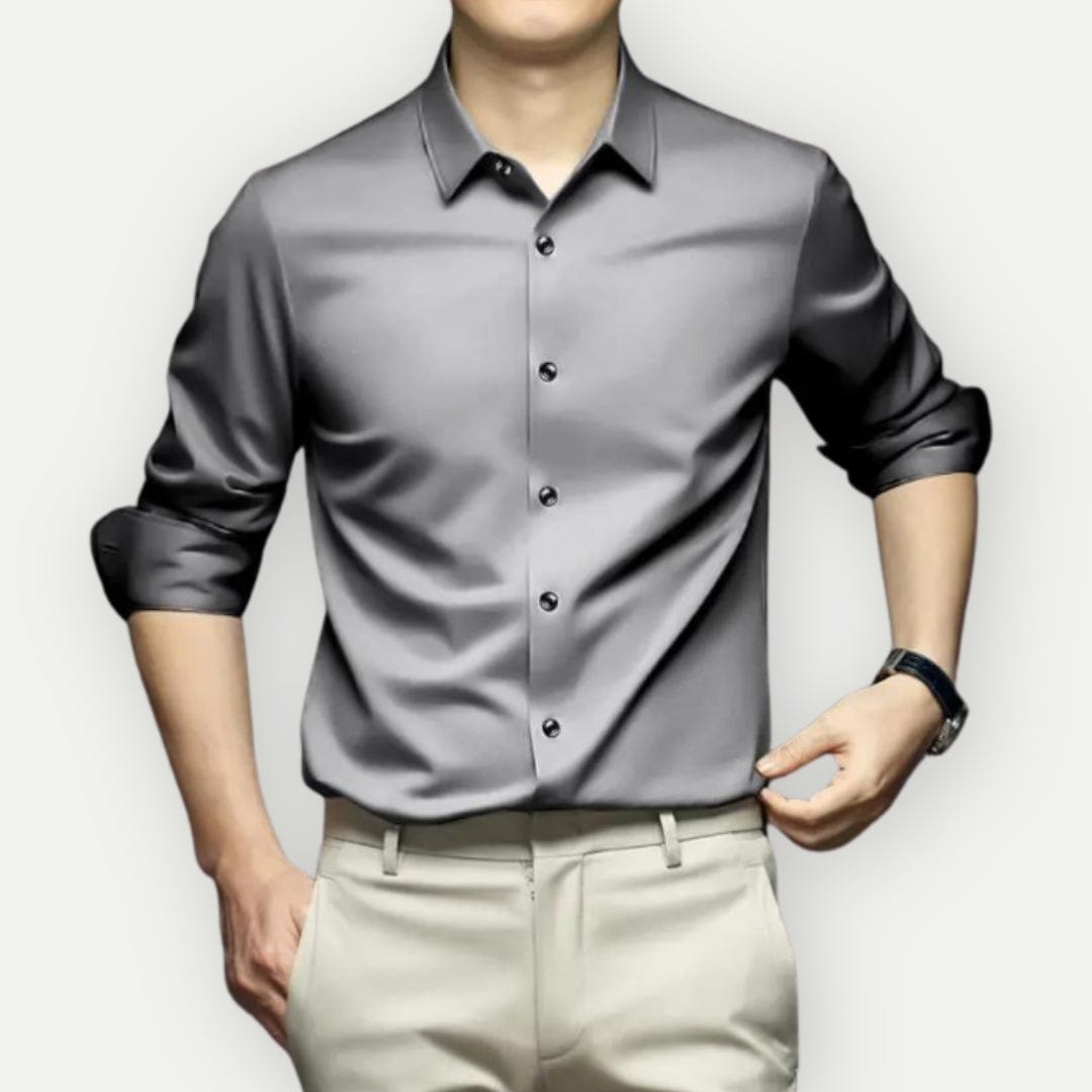 Man bär en svart slim fit herrskjorta, visar passformen och den eleganta, moderna stilen.