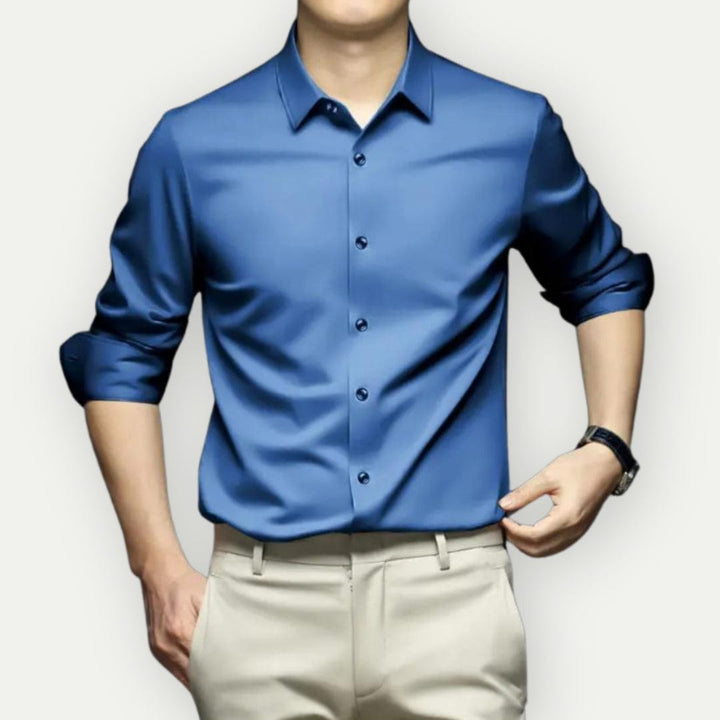 Detaljbild av kragen på en slim fit herrskjorta, betoning på den eleganta och sportiga designen.