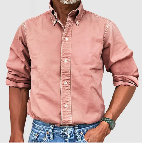 En avslappnad men stilren, randig långärmad herrskjorta i klassisk design, bekväm för många tillfällen.