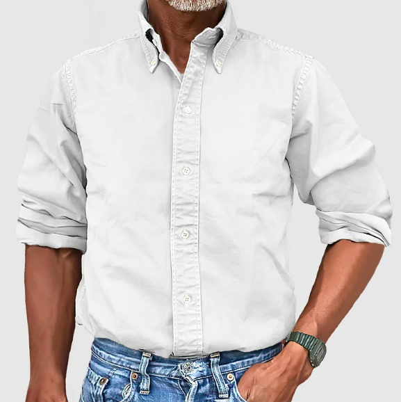 Bild av en grön långärmad herrskjorta, klassisk modell, med en bekväm känsla, perfekt för en stilren look.