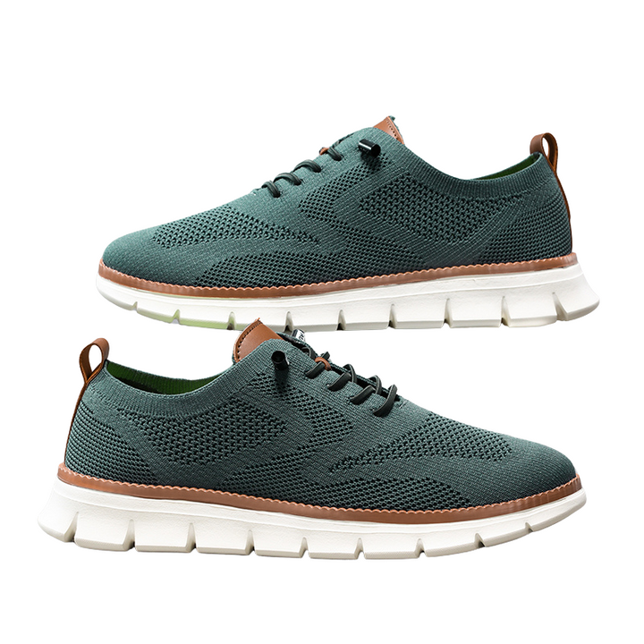 Närbild av den andningsbara ovandelen i mesh på en svart herr casual sneaker.