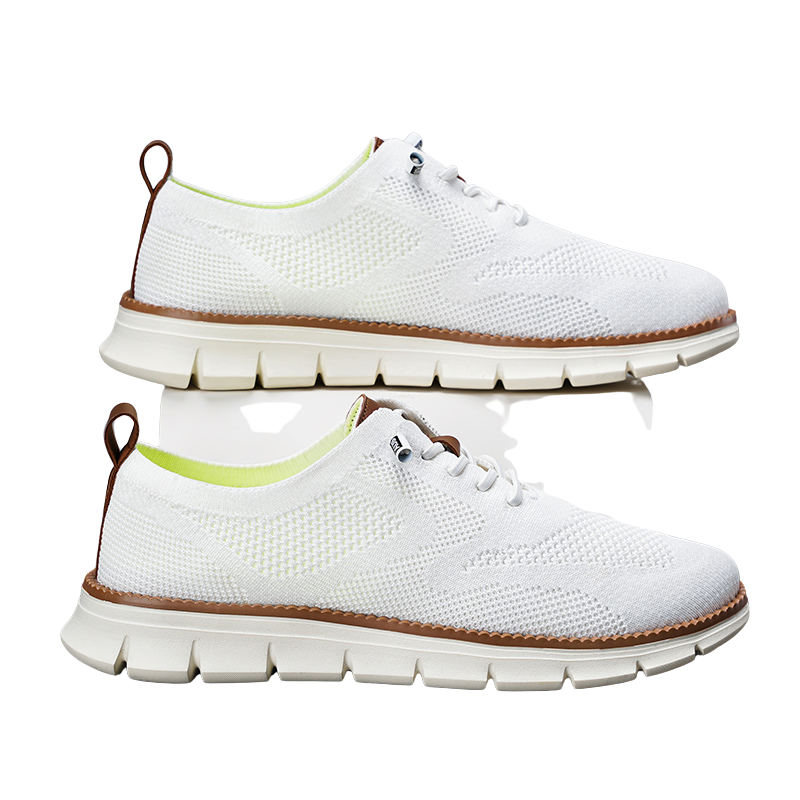 Två par andningsbara casual herr sneakers i beige och svart, uppställda bredvid. Moderiktiga vardagsskor.