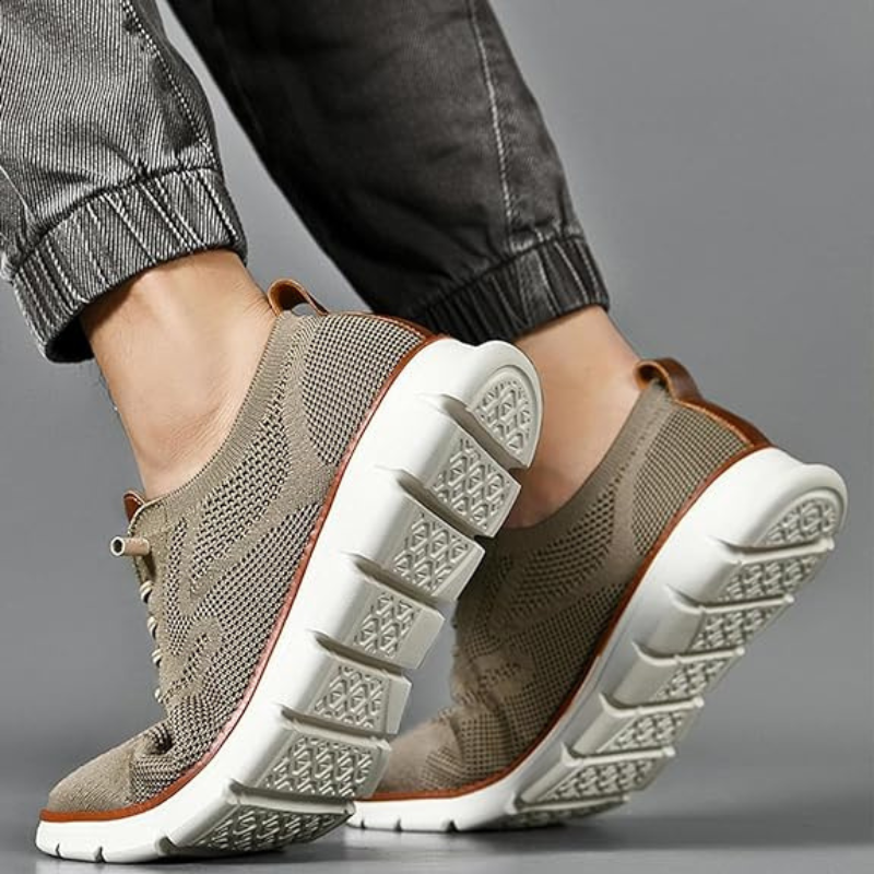 Grå andningsbara casual sneakers för män, från ovansidan, visar den rymliga och bekväma passformen.