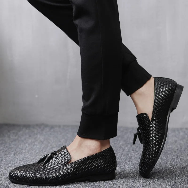 Svarta vävda loafers för män. Mångsidiga slip-on herrskor för både vardag och formella tillfällen.