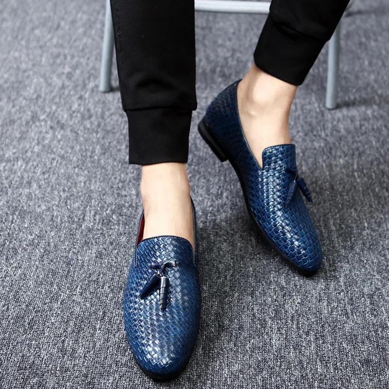 Bekväma vävda slip-on loafers för män. Eleganta herrskor, perfekta för vardag och formella tillfällen.