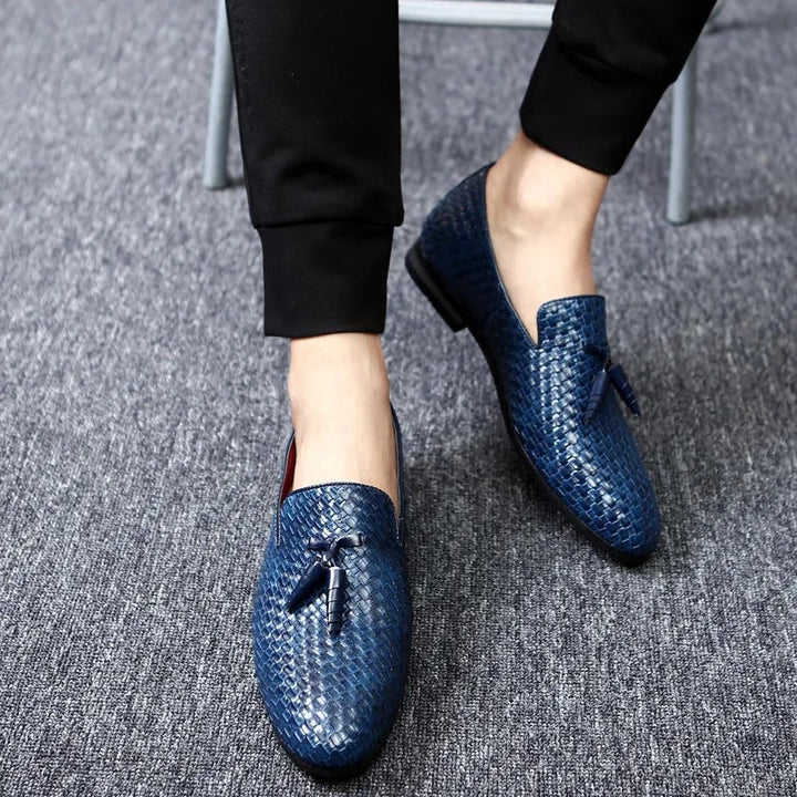 Bekväma vävda slip-on loafers för män. Eleganta herrskor, perfekta för vardag och formella tillfällen.