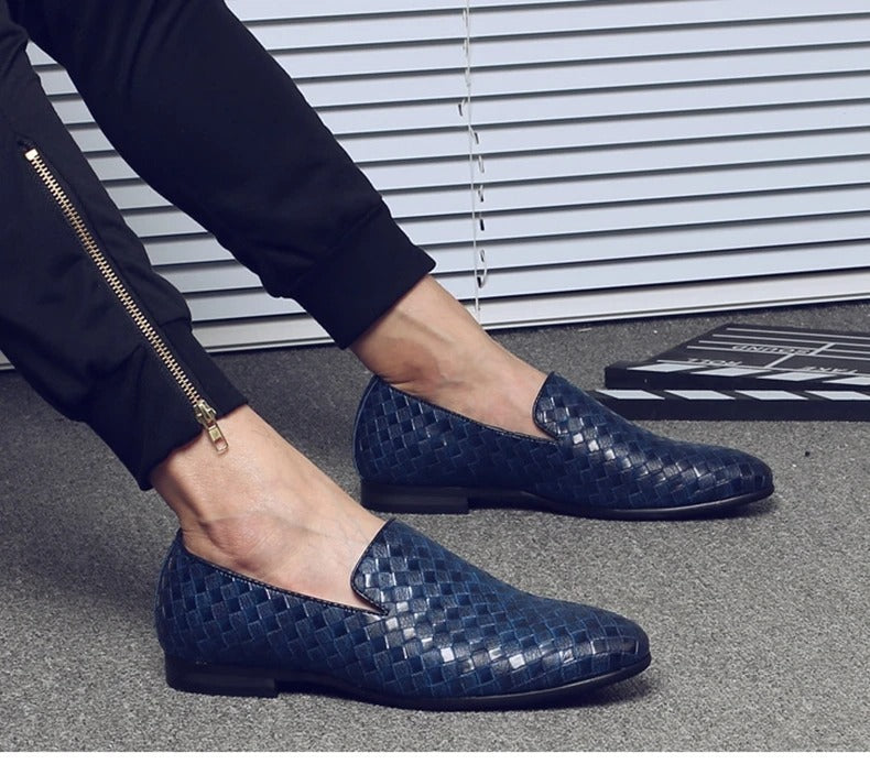 Närbild: Vävd textur på loafers för herrar. Detalj av bekväma slip-on skor för elegant stil.