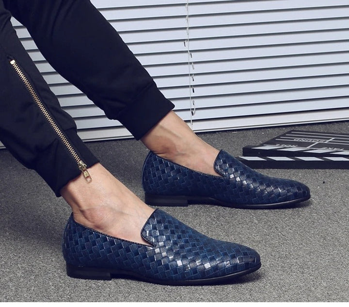 Närbild: Vävd textur på loafers för herrar. Detalj av bekväma slip-on skor för elegant stil.