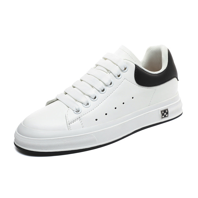 Svarta herrsneakers lågtopp, minimalistisk design för en stilren vardag. Bekväma skor med hällyft.