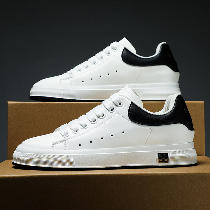 Vita herrsneakers med låg topp, minimalistisk stil. Idealiska vardagsskor som är bekväma och stilrena.