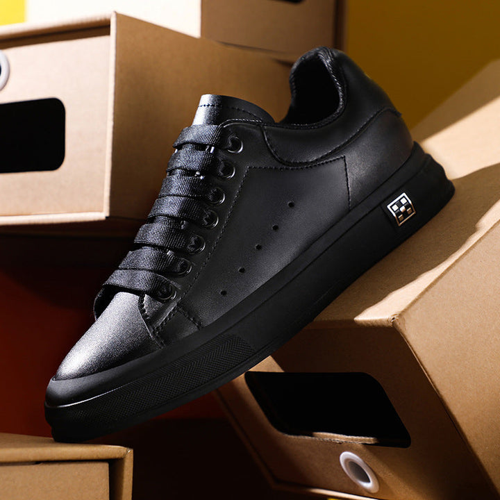 Bekväma herrsneakers lågtopp i svart. Minimalistisk design, perfekta vardagsskor med subtil hällyft.