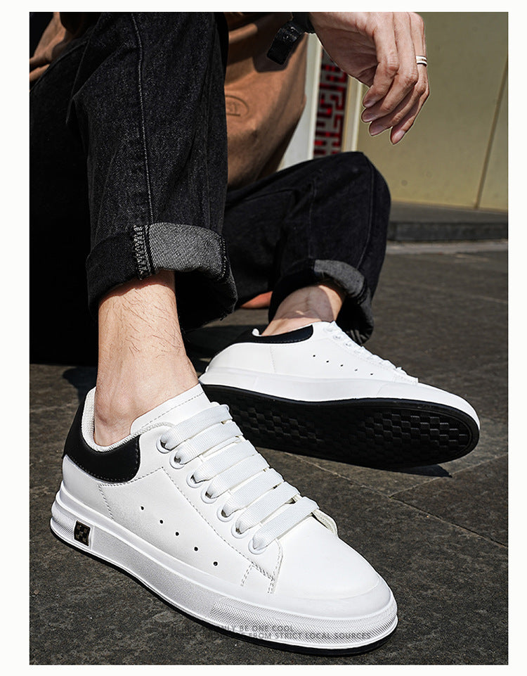 Nära bild av minimalistiska svarta herrsneakers lågtopp. Fokus på stilren design och vardagskomfort.