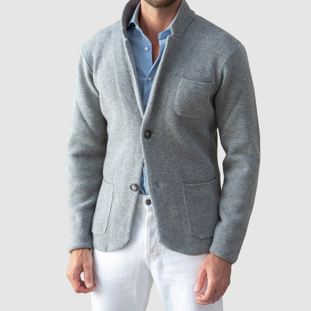 Elegant stickad herrjacka med två knappar, idealisk för smart casual look. Passar perfekt som höst- & vinterjacka.