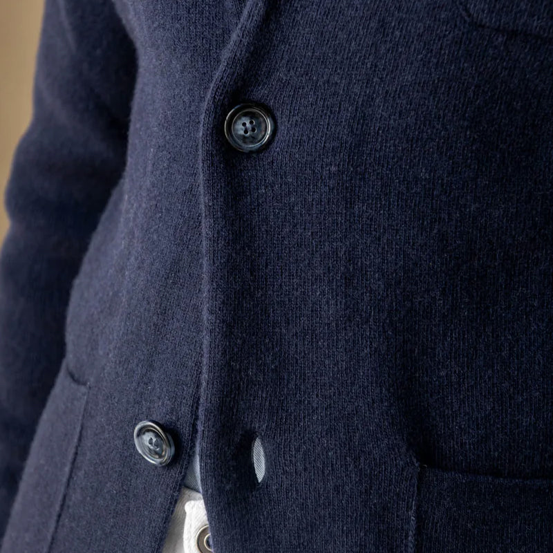 Snygg herrjacka i stickat material med klassisk design. Perfekt som smart casual höst- eller vinterjacka. Två knappar.