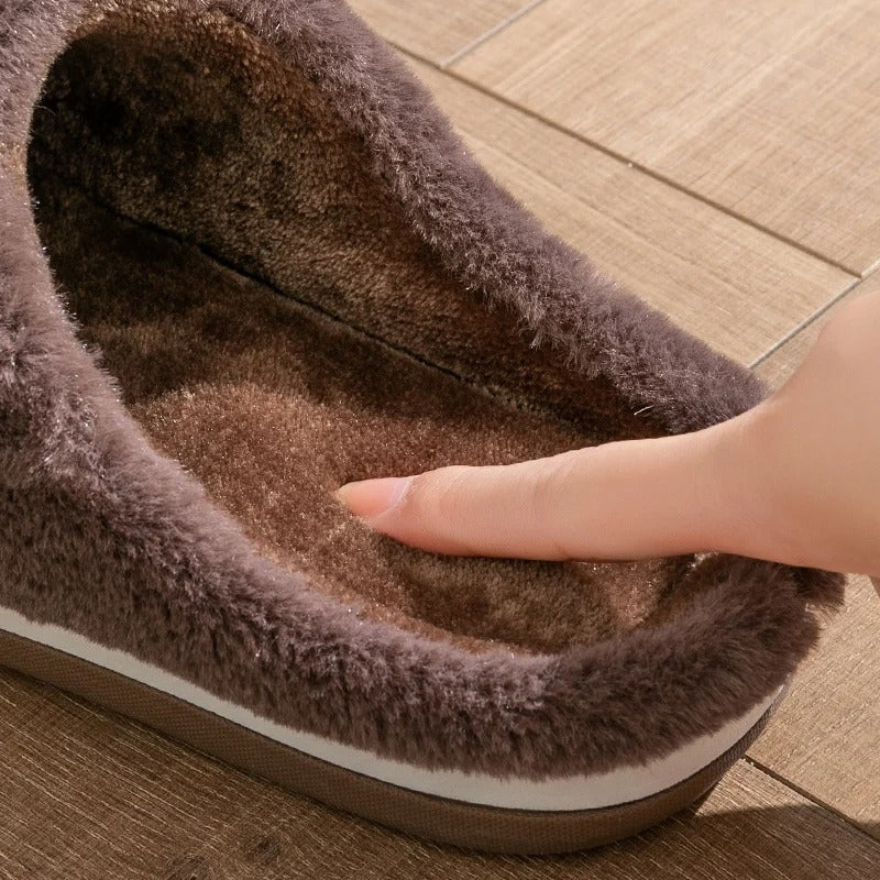 Toppvy av randiga herrtofflor i mjukt material. Perfekta hemskor för sommar och vinter.