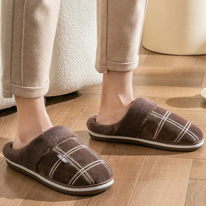 Randiga herrtofflor i flocktyg, ergonomiskt utformade för inomhuskomfort och avkoppling.