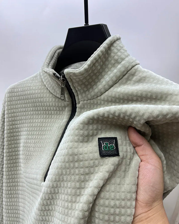 Varm & komfortabel stickad herrtröja med halvzip. Elegant design, perfekt för fritid och vardag.