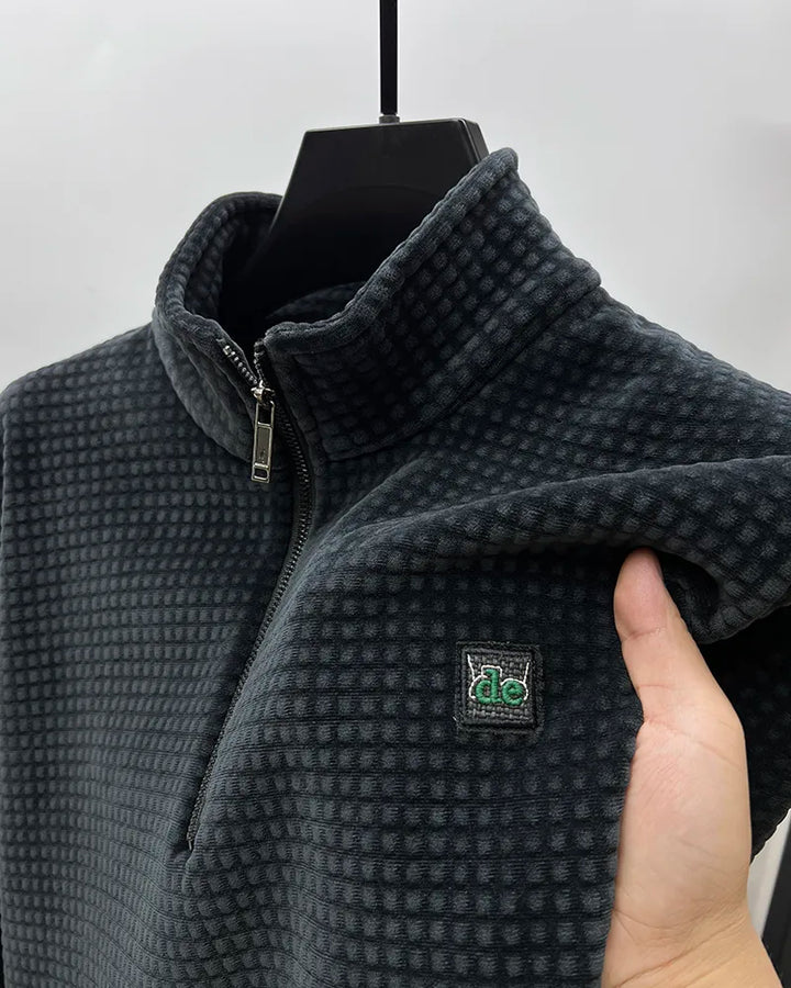 Stilren halvzip-tröja för män i mjukt stickat material. Modern design, idealisk för kallare dagar.