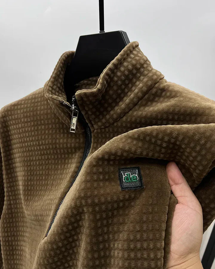 En man bär en modern halvzip herrtröja, visar komfort och mångsidig stil för vinter.