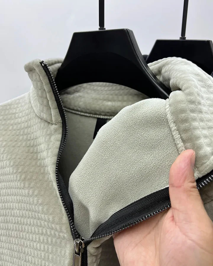 Stickad herrtröja med halvzip i klassisk färg. Komfortabel passform för en elegant och varm look.