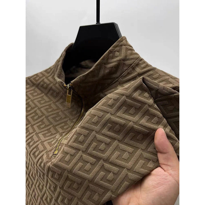 Herrtröja med geometriskt mönster, mockhals och lång ärm. Perfekt för höst- och vårmode, stickad och bekväm.