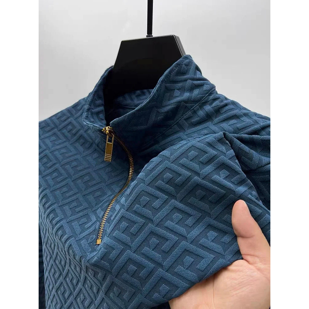 Bekväm stickad herrtröja med geometriskt mönster. Långärmad mockhals, idealisk för herrmode vardag.