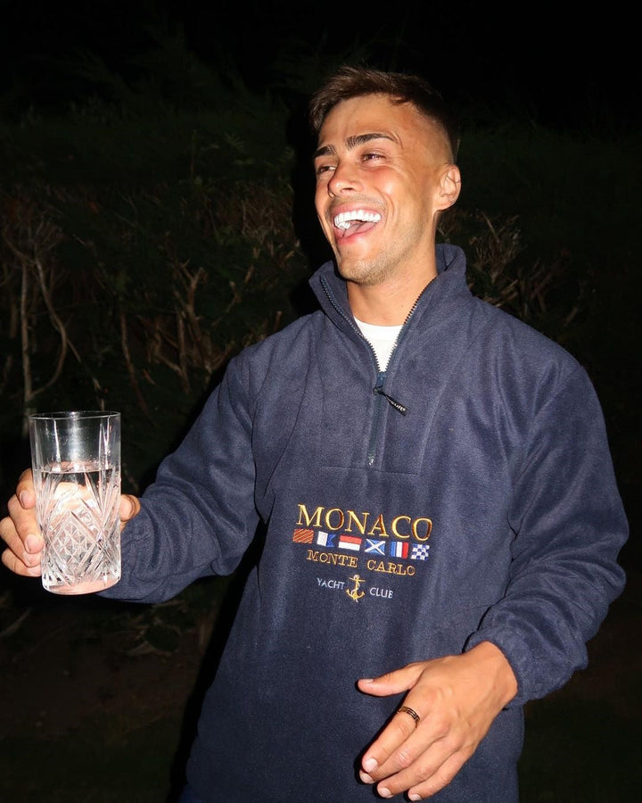 Herrtröja med halv dragkedja, elegant och komfortabel. Perfekt vardagsplagg i tidlös stil.
