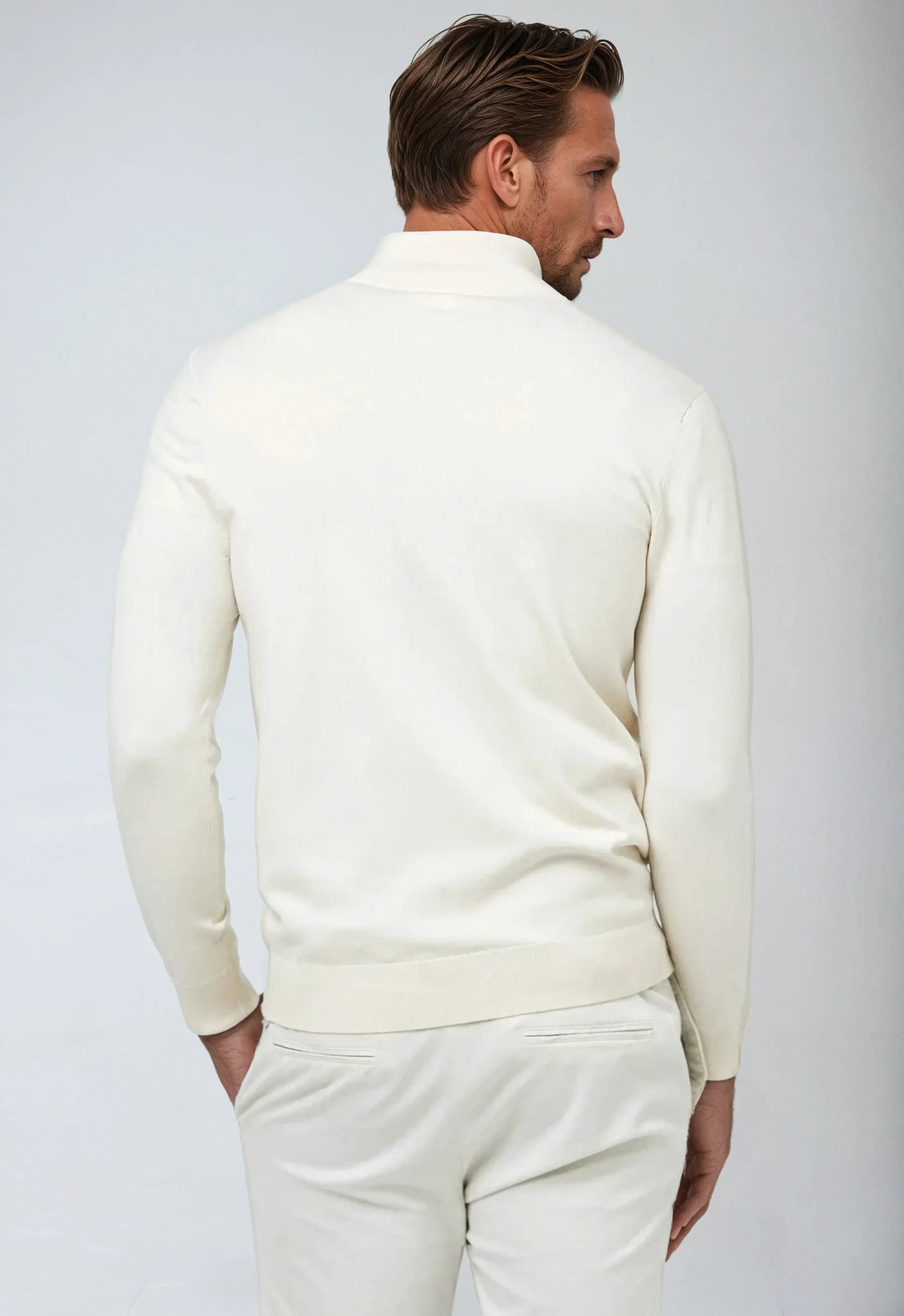 Stilren herr-sweatshirt med halv dragkedja. Komfortabel för både höst och vår. Enkel att bära.
