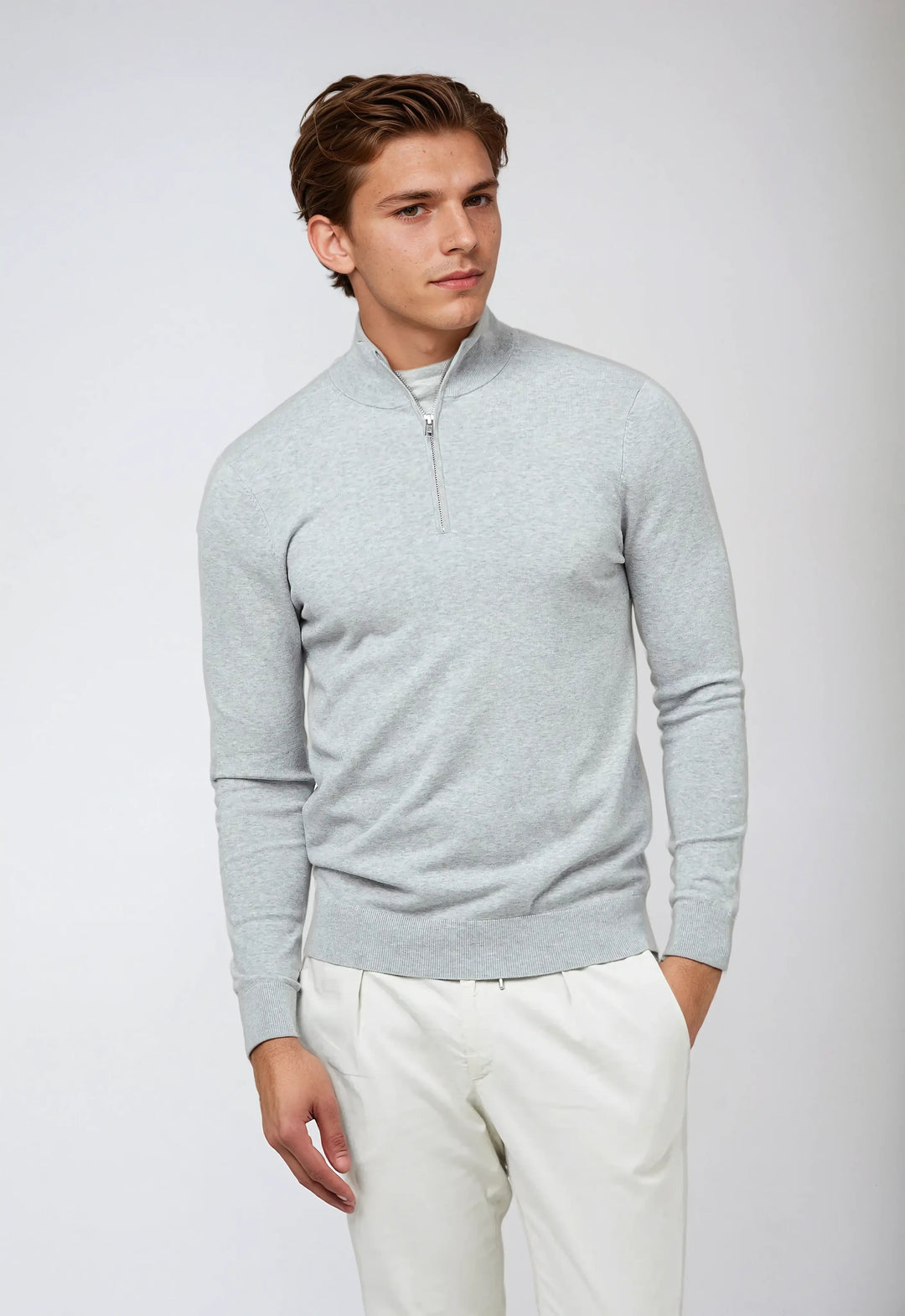 Avslappnad herr-sweatshirt med halv dragkedja, idealisk för casual stil och daglig användning.