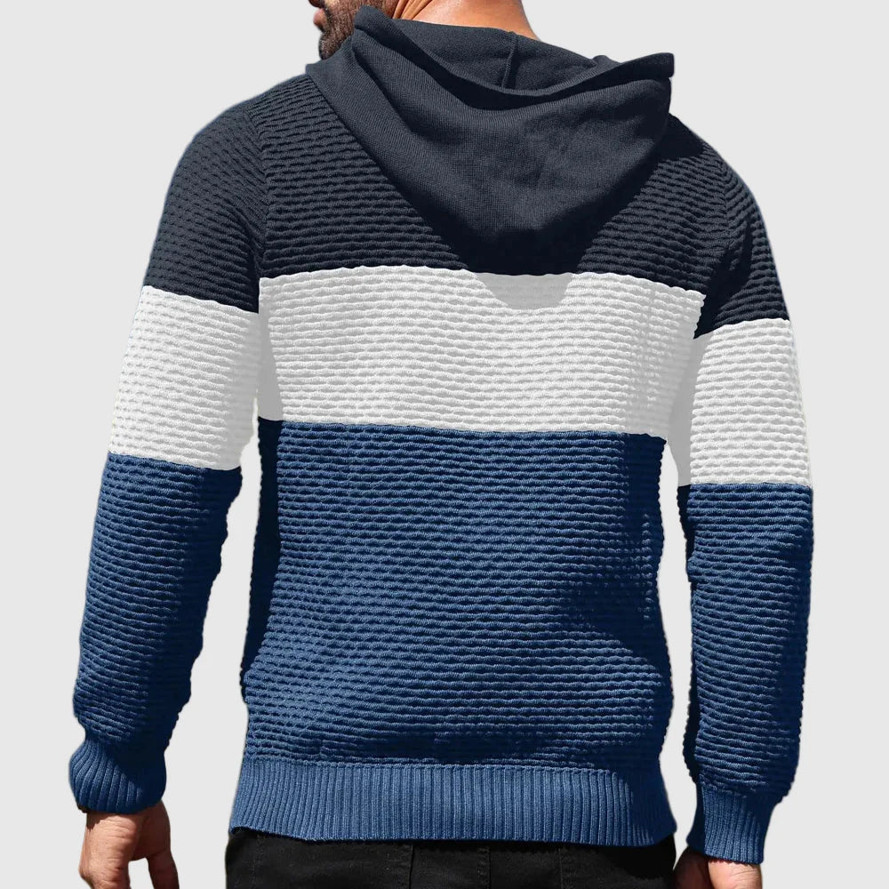 Varm stickad herrtröja med justerbar huva i trefärgad design. Idealisk vintertröja för bekvämt mode.