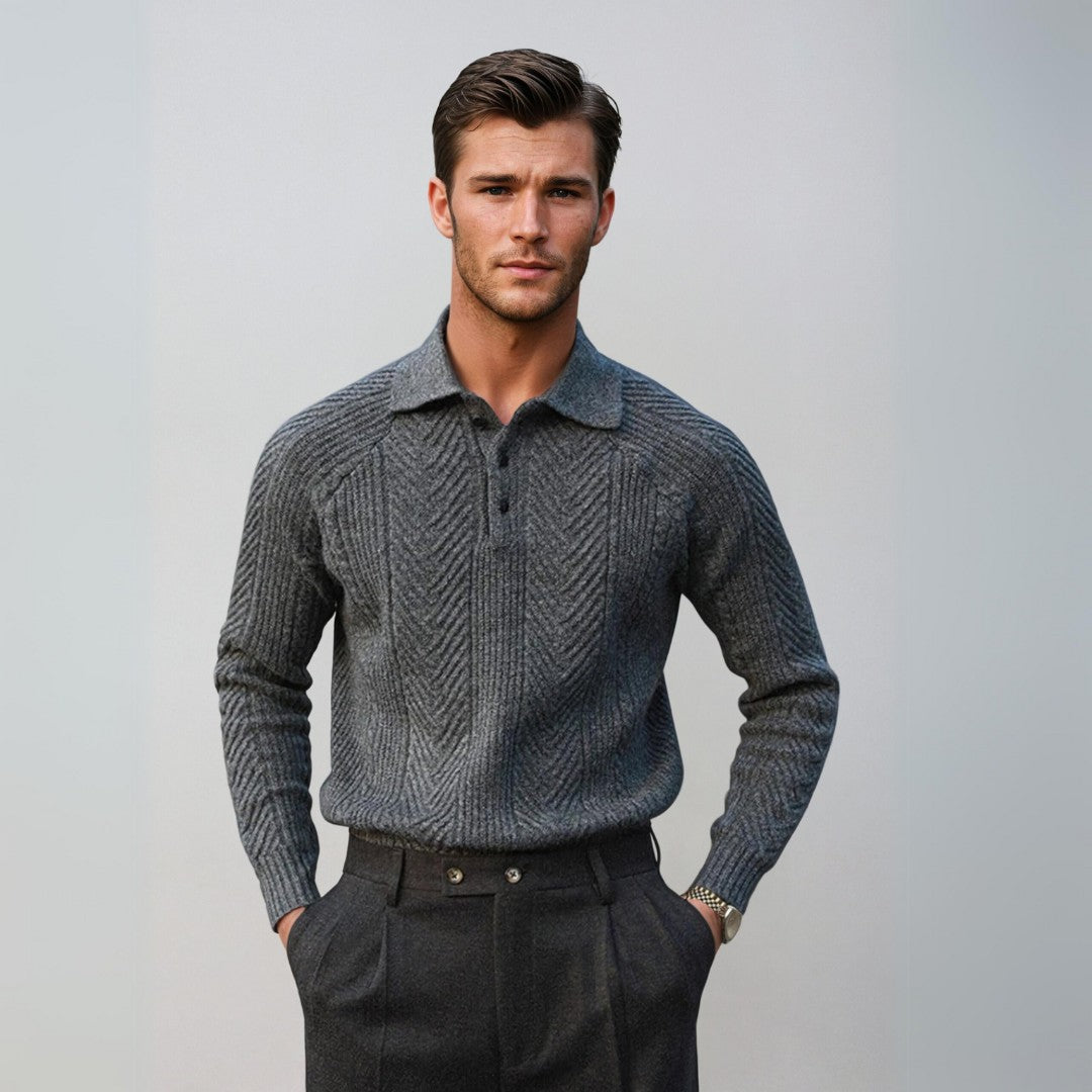 Mörkgrå herrtröja med polokrage. Elegant, ribbstickad design för kontor och vardagsstil.