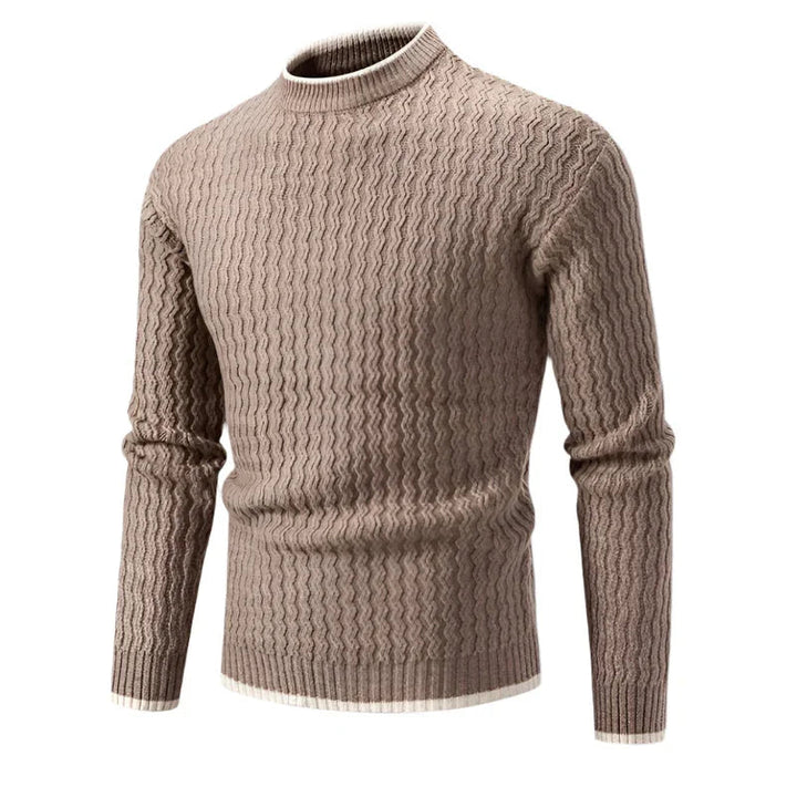 Närbild på klassisk herrtröja med rund hals. Tidlöst basplagg för elegant vardagsstil och lager-på-lager.