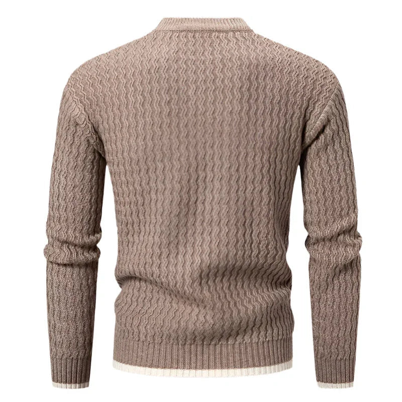 Man bär en elegant herrtröja med rund hals i tidlös design. Perfekt för vardagsstil och lager-på-lager.