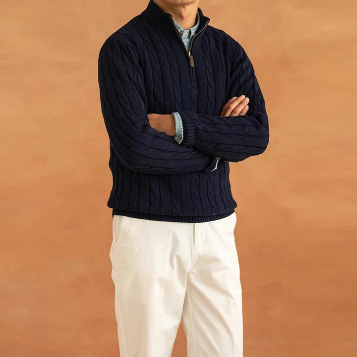 Moderiktig herrtröja med mockneck-krage och detaljerat jacquardmönster. Vardagsmode.