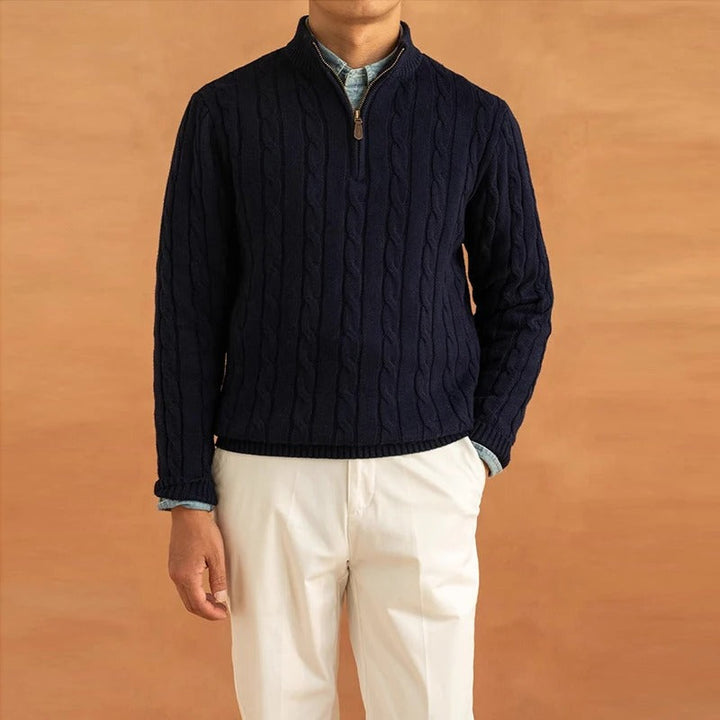 Jacquard herrtröja med mockneck, idealisk för stilren vardag och affärscasual.