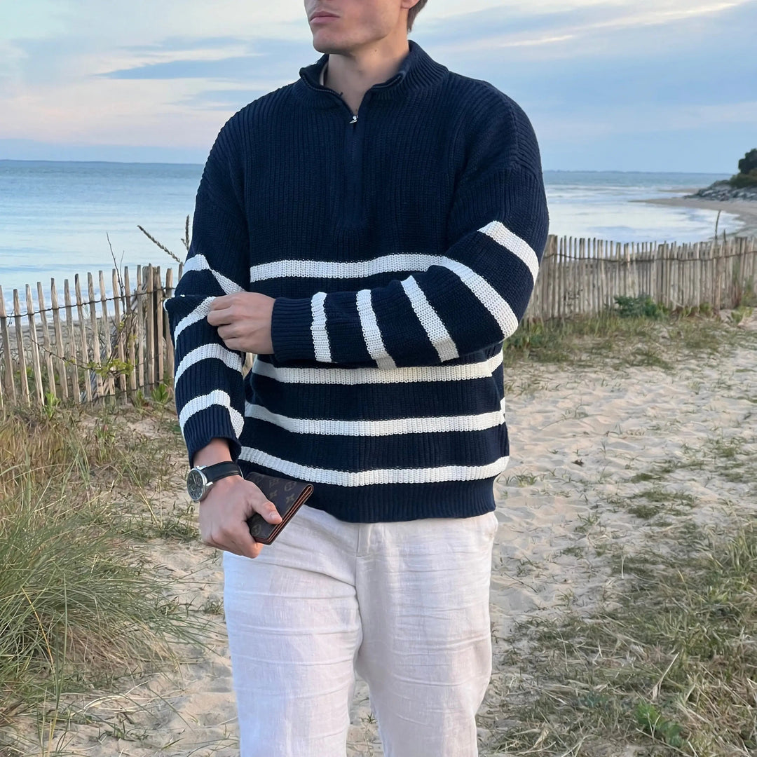 Stilren herrtröja med randigt mönster och halv dragkedja. Idealisk för vardagslook och herrmode.