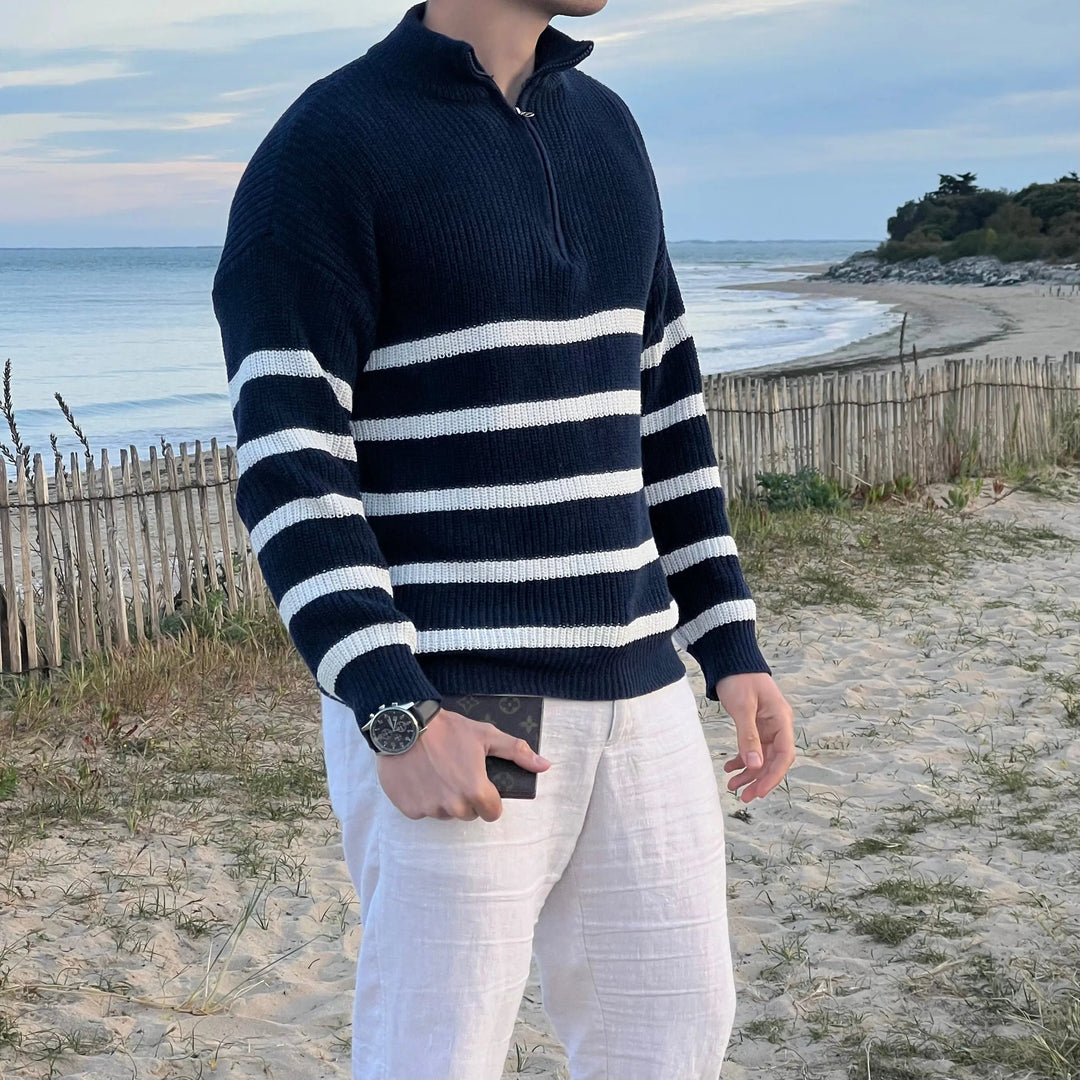 Randig herrtröja med halv dragkedja för en stilren och komfortabel look. Viktigt för herrmode.