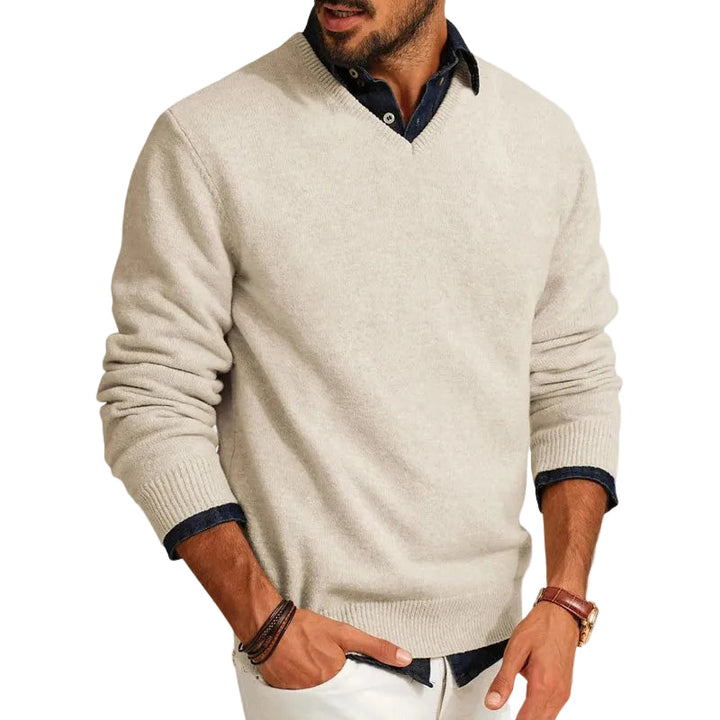 Herrtröja v-ringad slim fit i beige, stickad. Perfekt för stilren casual look under höst och vinter.