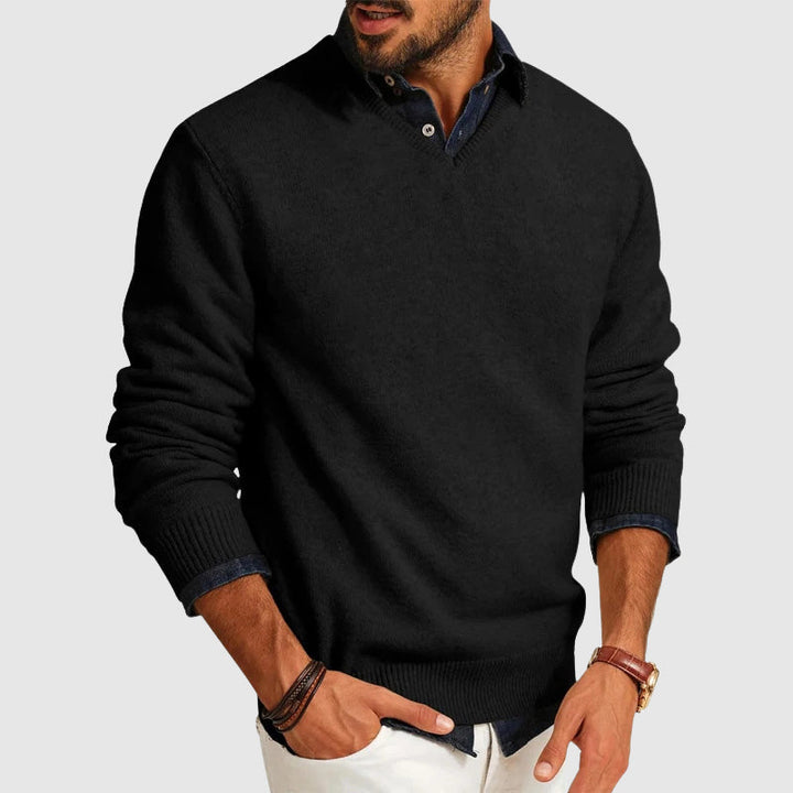 Svart v-ringad slim fit herrtröja i mjuk stickning. Idealiskt plagg för lager på lager eller ensam.