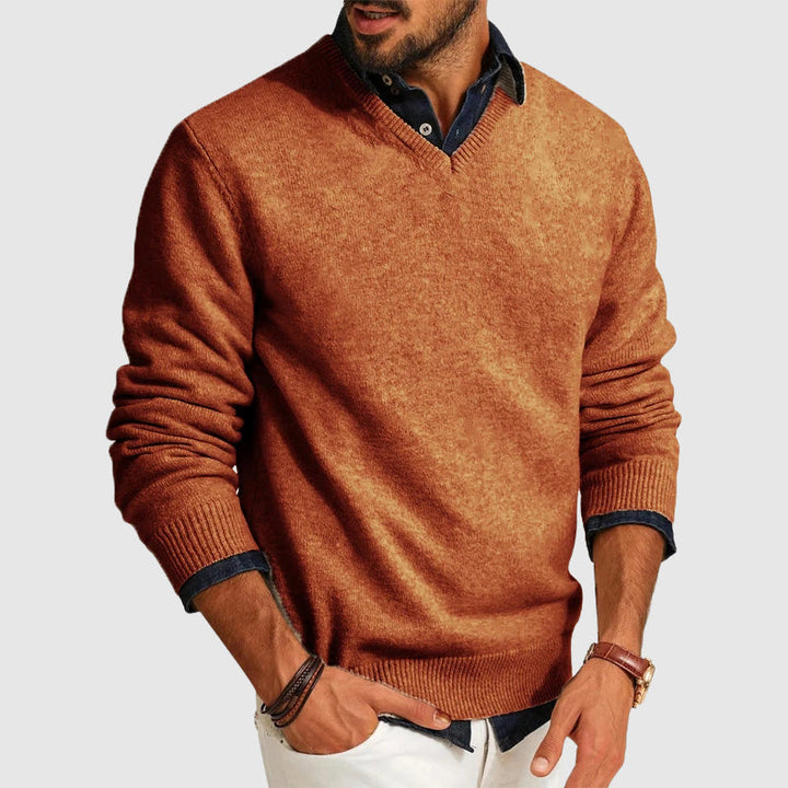 Vit v-ringad herrtröja slim fit, stilren och bekväm. Ett måste för casual höstmode och vinterkläder.