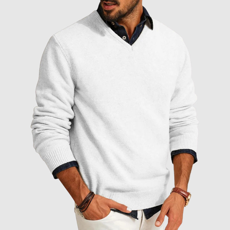 Orange slim fit herrtröja V-ringad. Trendig stickad tröja för en modern höst- och vinterlook.