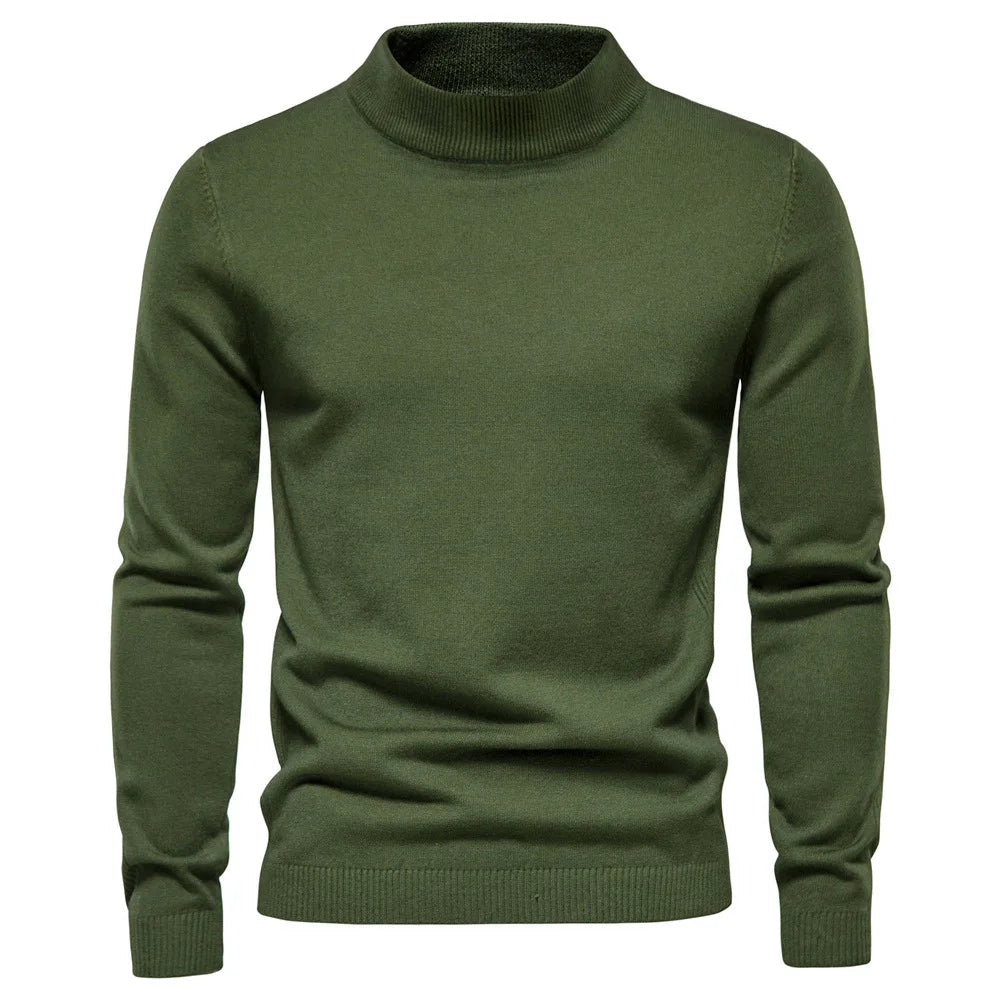 Man bär en elegant, varmrutig herrtröja med halvhög krage, komplett höstmode.