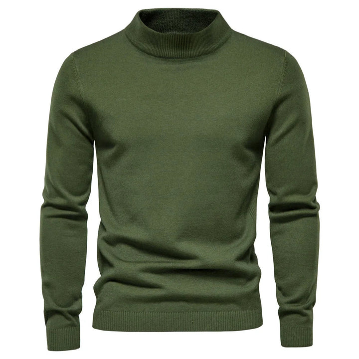 Man bär en elegant, varmrutig herrtröja med halvhög krage, komplett höstmode.